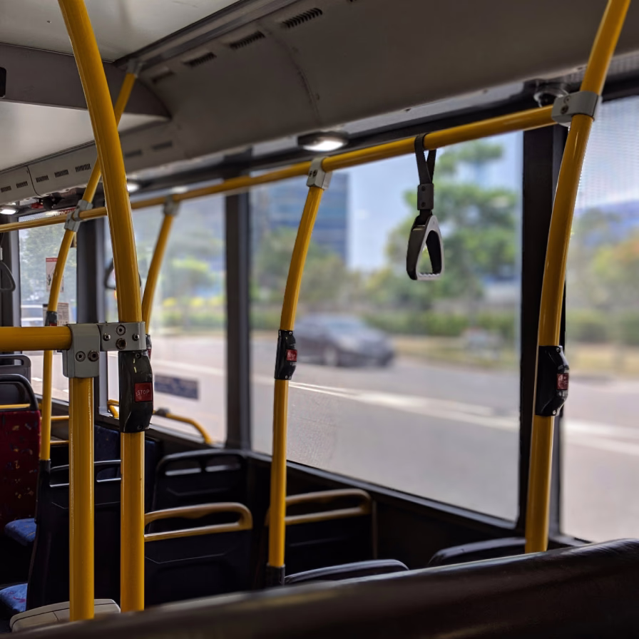 Foto von einem leeren Bus im Sommer