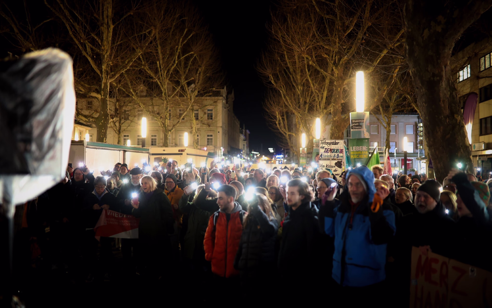 Verschiedene Teilnehmer auf der Demonstration "Die Brandmauer sind wir" in Limburg