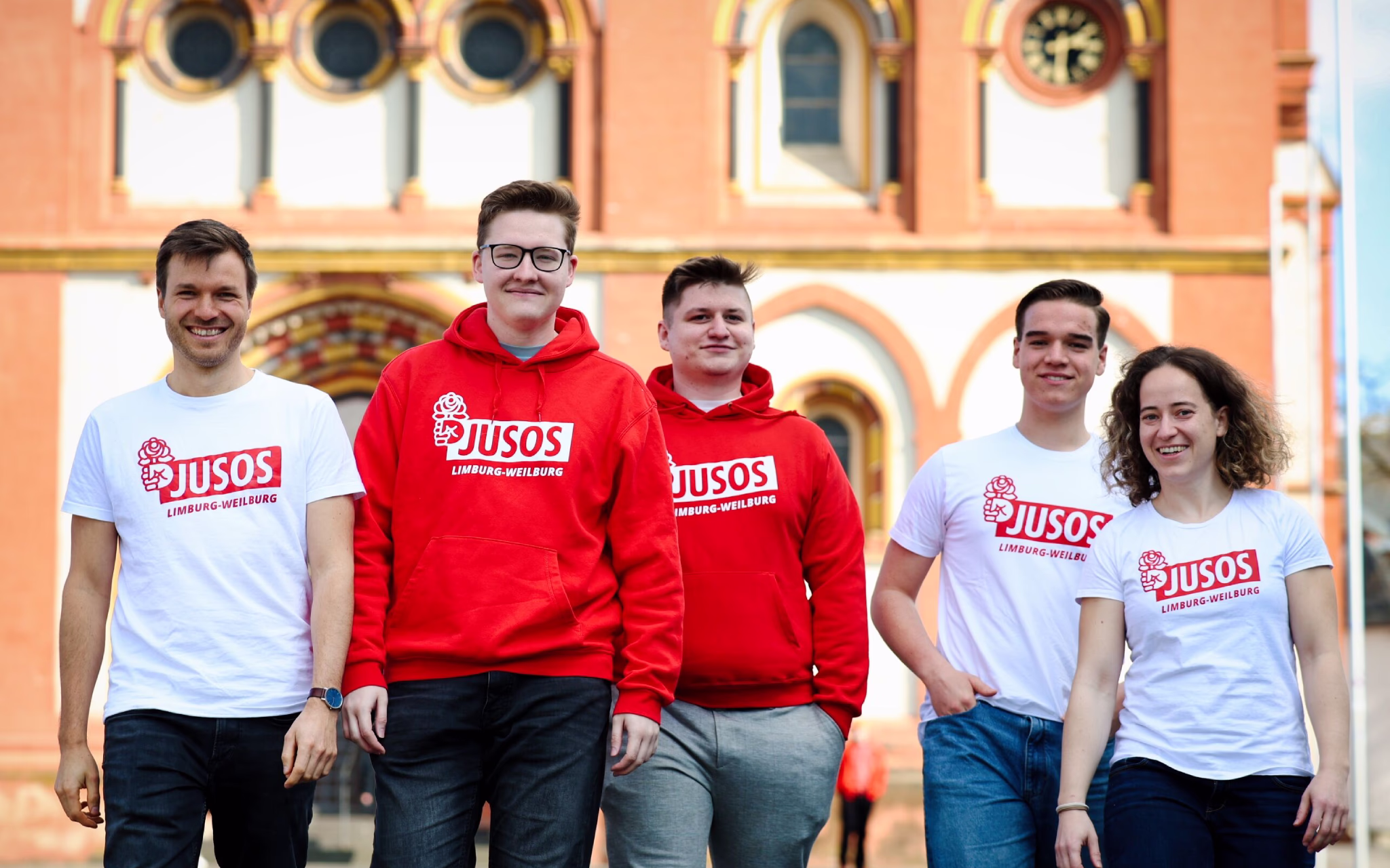 Bild der Vorstandsmitglieder 2025 der Jusos Limburg-Weilburg in roten Hoodies und Shirts