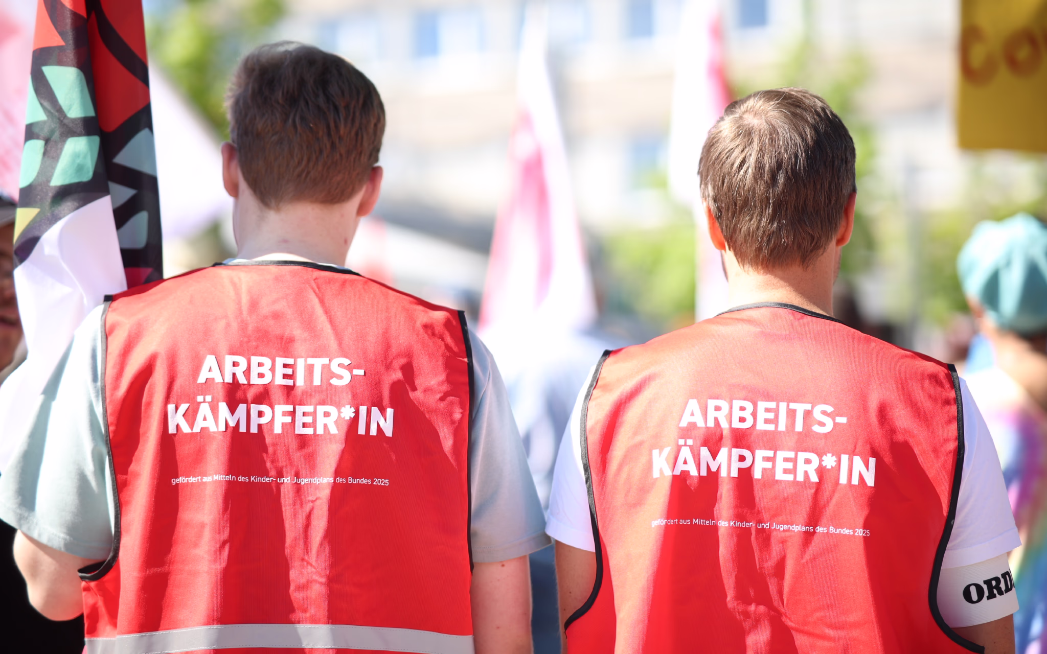 Zwei Jusos in Warnwesten mit dem Aufdruck "Arbeitskämpfer*innen"