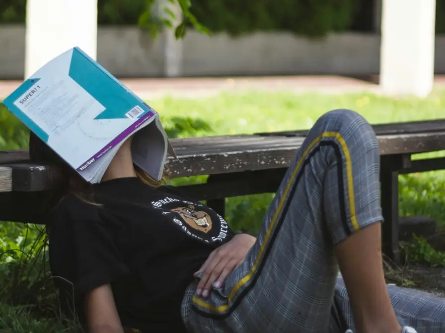 Foto einer Schülerin an einem sommerlichen Tag