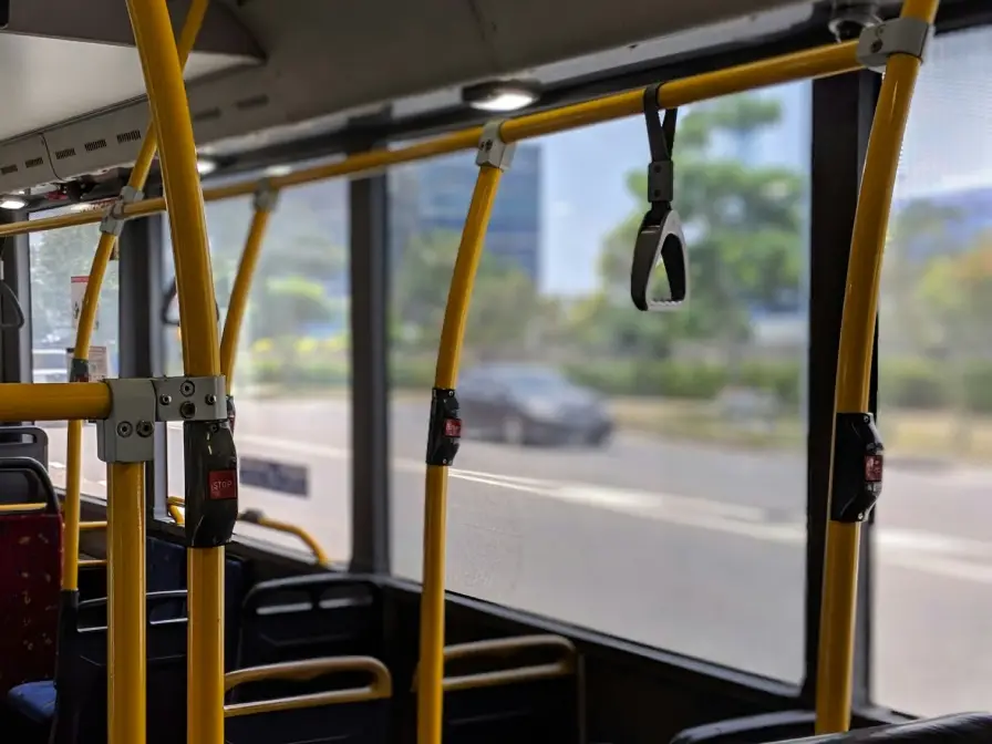 Foto von einem leeren Bus im Sommer